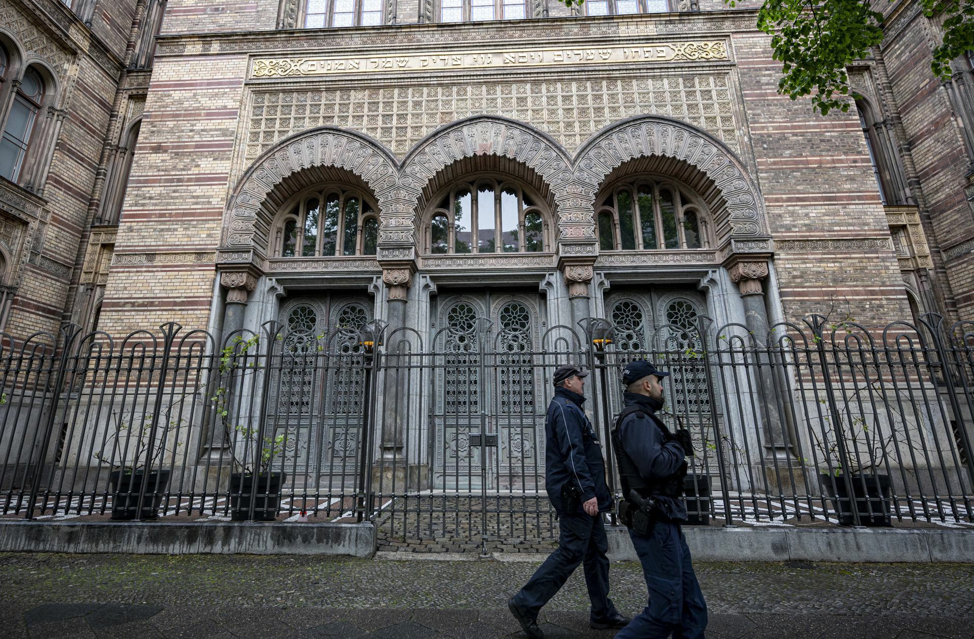 Zwei Polizisten patrouillieren  vor dem Eingang der Neuen Synagoge in Berlin. Foto: dpa/Fabian Sommer