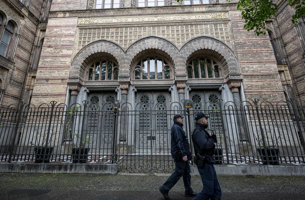 Zwei Polizisten patrouillieren vor dem Eingang der Neuen Synagoge in Berlin. Foto: dpa/Fabian Sommer