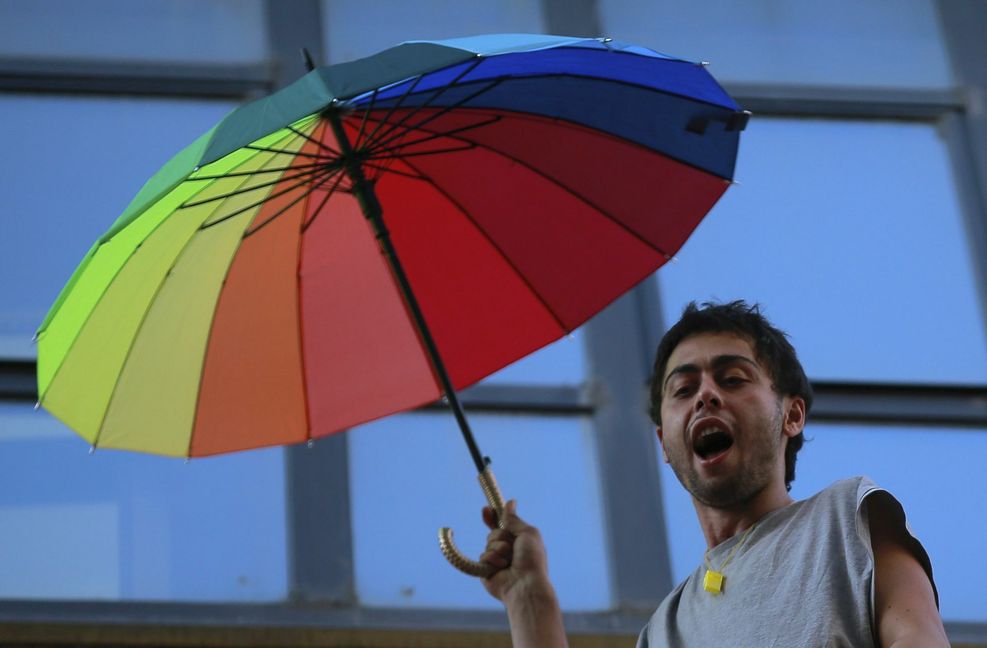 Ein Teilnehmer einer LGBTQ-Demonstration in Istanbul im Jahr 2018. In den vergangenen Jahren geht die türkische Polizei wiederholt gegen solche Veranstaltungen vor.
Foto: dpa/Emrah Gurel