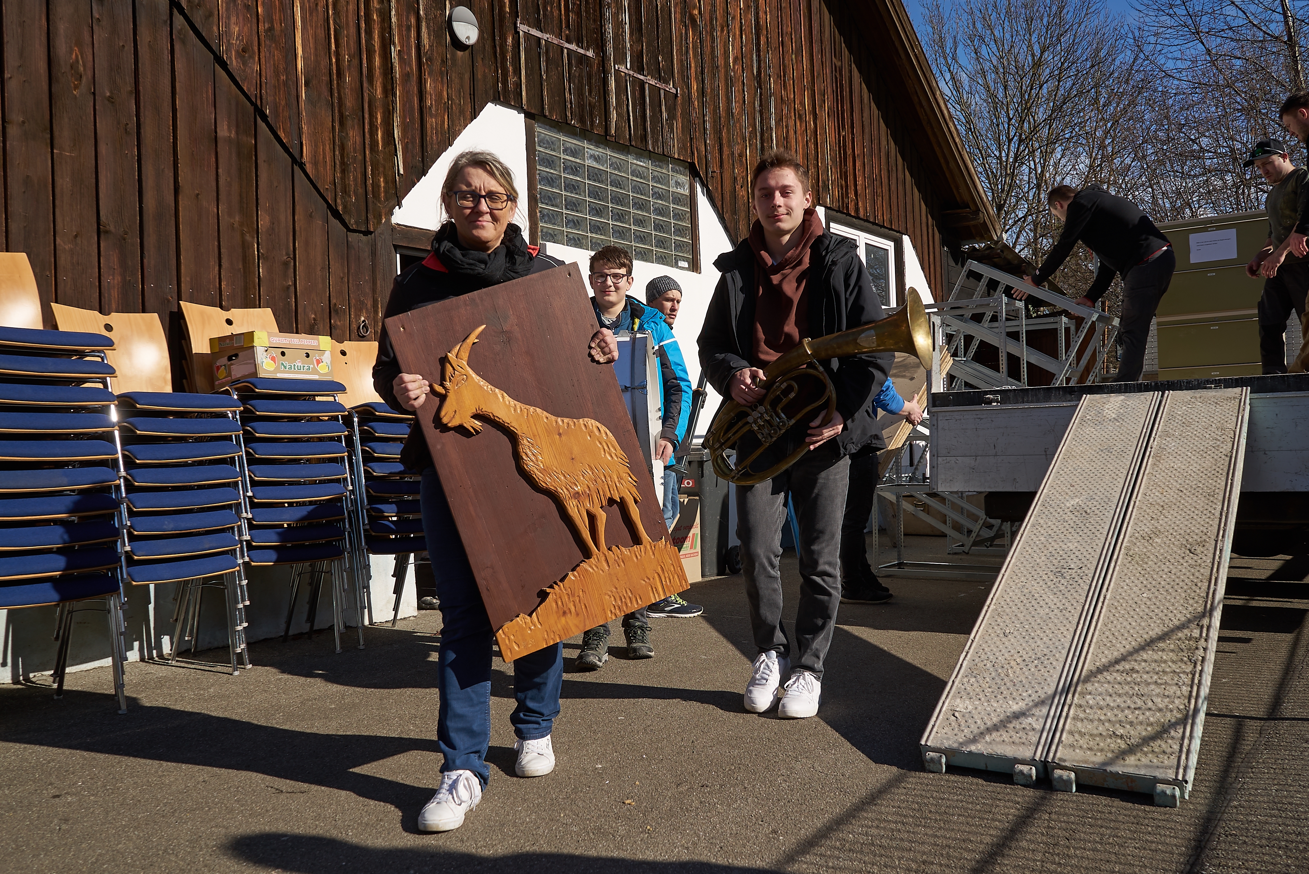 Die Vizevorsitzende Jana Hovoritsch bringt den Bock aus seinem Stall ins neue Vereinshaus. Bild Heiden