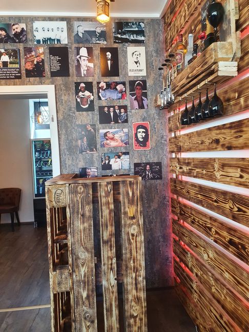 Flambiertes Holz und coole Typen.      Bild: Wegner