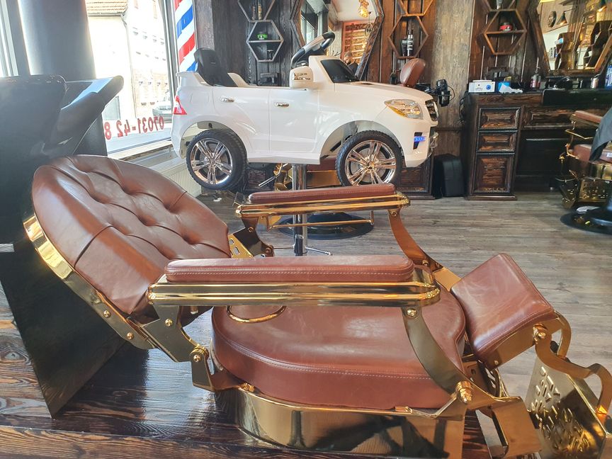 Papa setzt sich hier in den Ledersessel, Sohnemann in den weißen Benz.       Bild: Wegner