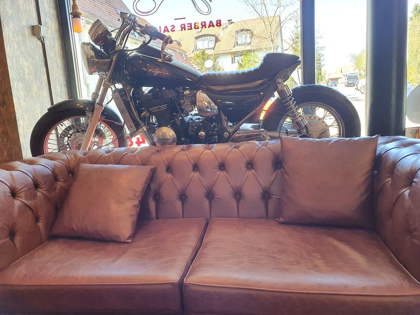 Hinter dem Ledersofa steht der Chopper.        Bild: Wegner