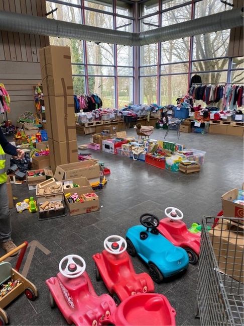 Die Erstaausstattungsboutique für ukrainische Flüchtlingen in der Klosterseehalle schließt zum 3. Juni. Bild: z