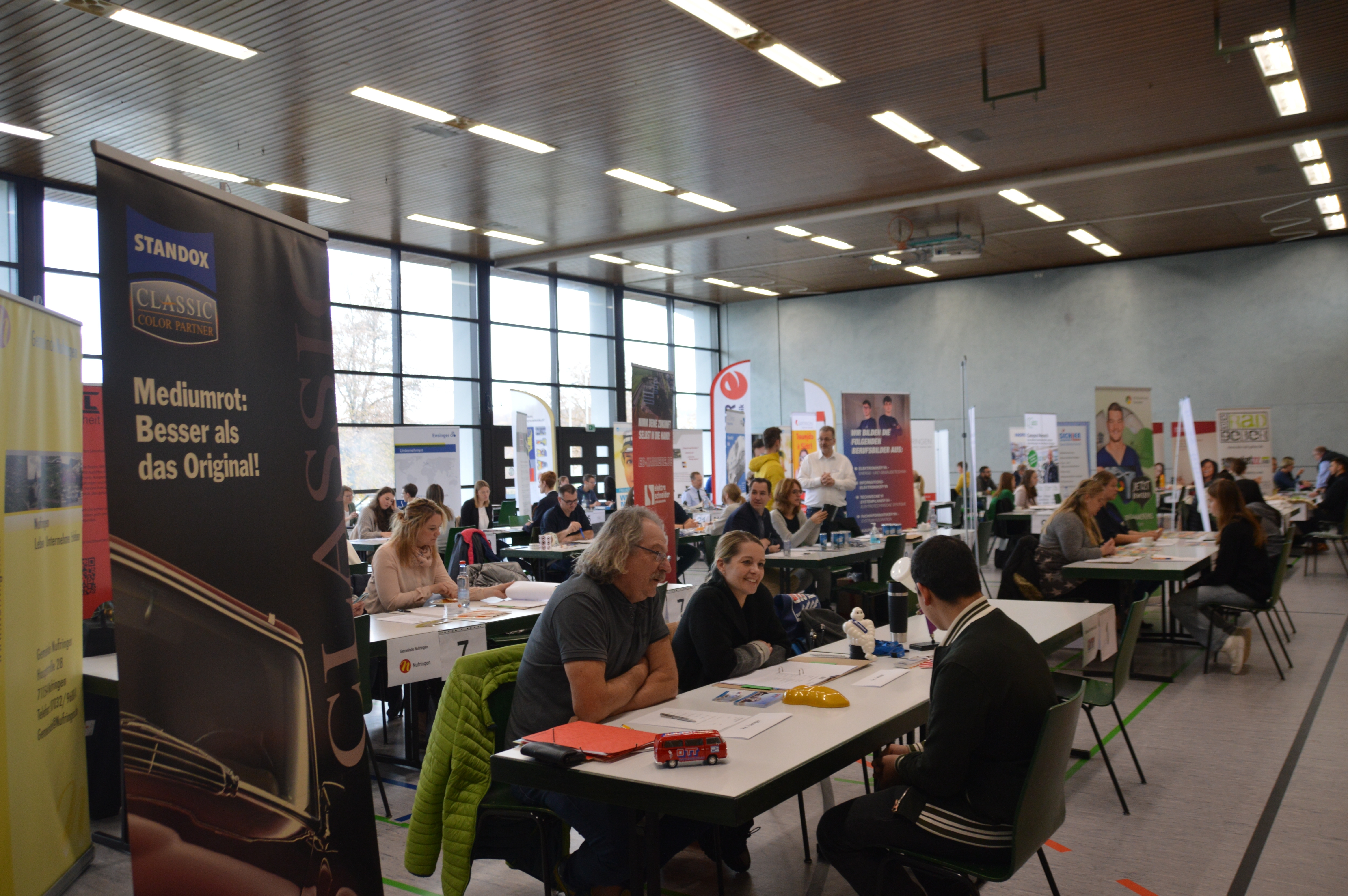 Beim Azubi Speed Dating in der Aidlinger Sonnenberghalle konnten Schüler ganz zwanglos Kontakt aufnehmen zu Firmen und möglichen künftigen Arbeitgebern.     Bild: Greck