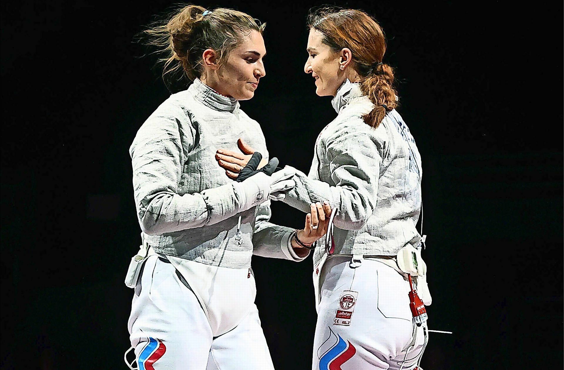 Sofja Welikaja  (li.)  und Sofia Podzniakova: Im Fechten sind russische und belarussische Athletinnen und Athleten wieder zugelassen.