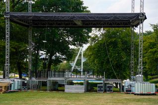 Die Bühnen für das Wet-Festival stehen bereits: Im Sindelfinger Freibad steigt am Samstag die größte Techno-Freiluftparty Deutschlands. Bild: Dettenmeyer