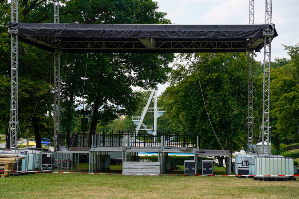 Die Bühnen für das Wet-Festival stehen bereits: Im Sindelfinger Freibad steigt am Samstag die größte Techno-Freiluftparty Deutschlands. Bild: Dettenmeyer