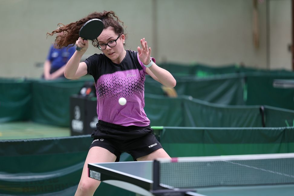 Die 20-jährige Alexandra Kaufmann ist in Sachen Tischtennis von ihrer vier Jahre jüngeren Schwester Annett längst überholt worden. Bild: Holzapfel