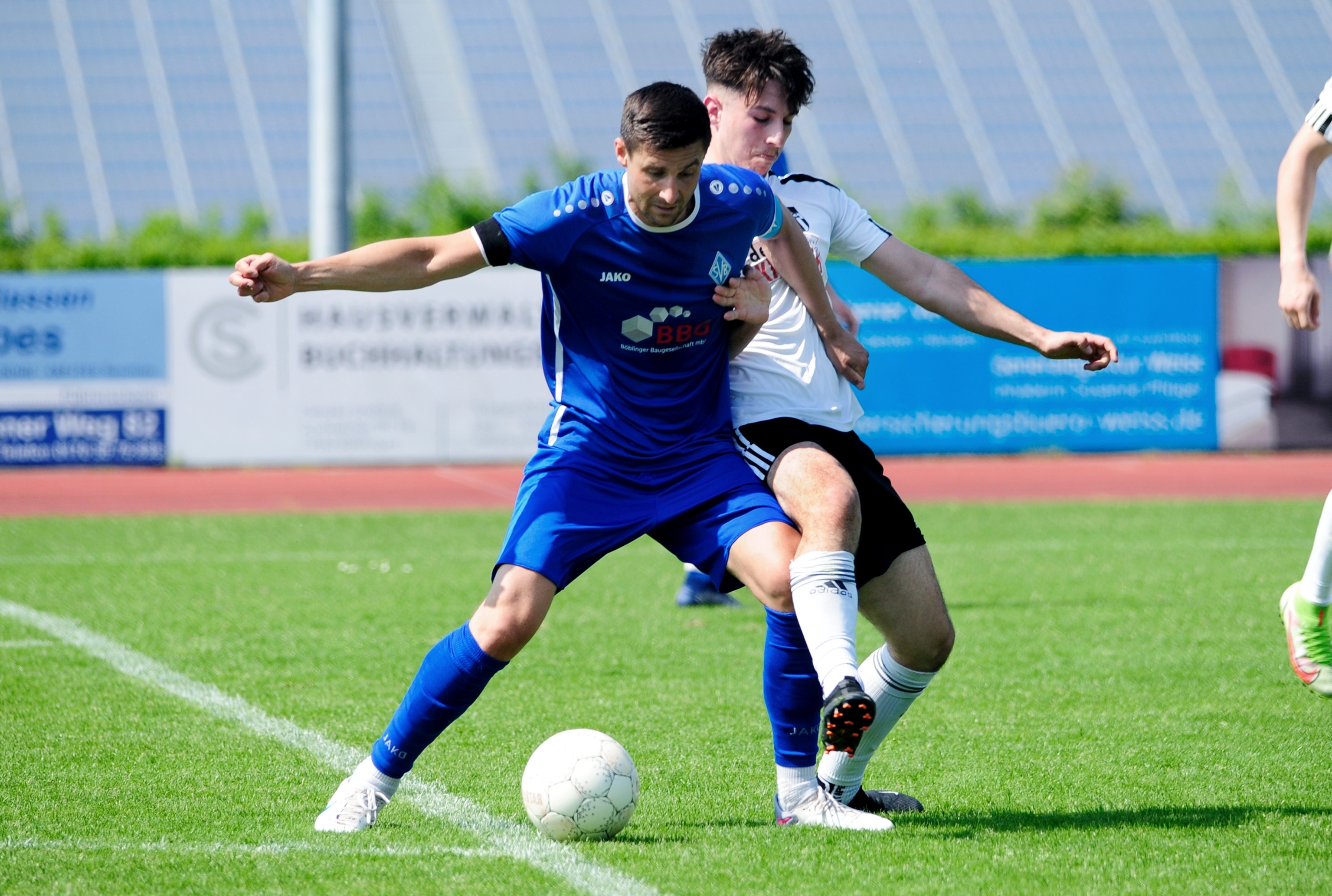 Böblingens Fabian Schragner (links) im Zweikampf mit Stefano Meola.      Bild: Photostampe