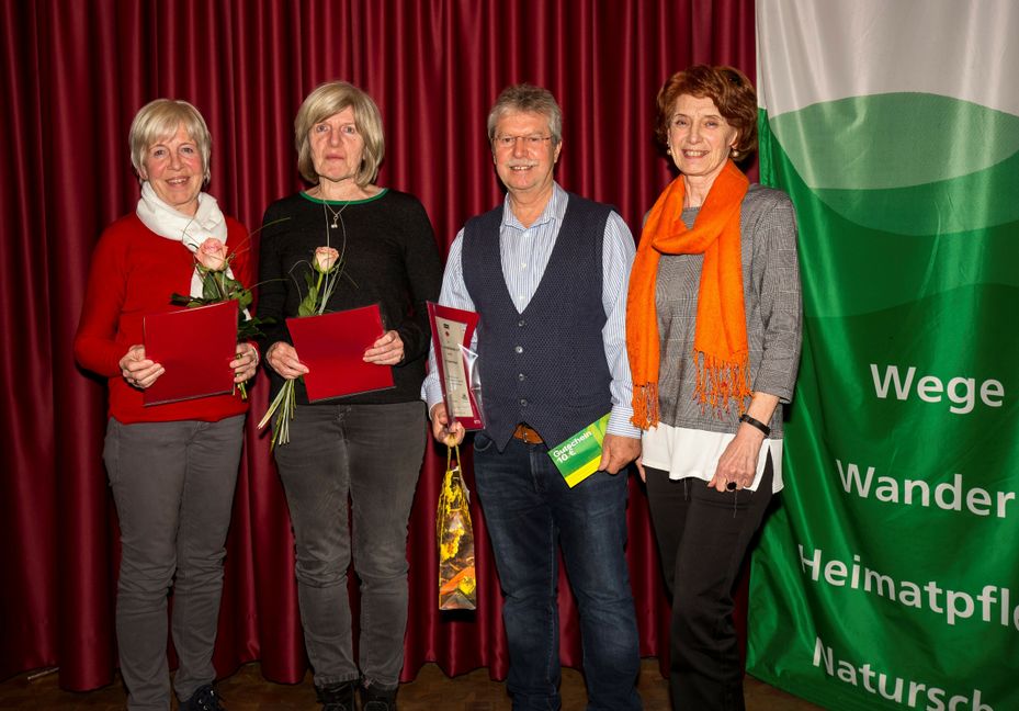 Die Jubilare und die Vorsitzende: Rita Unger, Margarethe Roob, Siegbert Rathgeb, daneben die Vorsitzende Heide Ducke (von links)