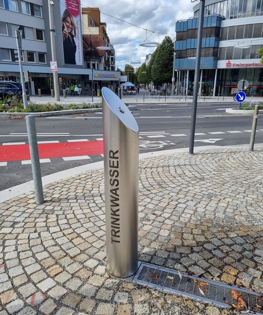 Anfang September wurde der neue Trinkbrunnen am Elbenplatz in Betrieb genommen. Während der Wintermonate kann er allerdings nicht als öffentlicher Wasserspender dienen. Bild: Hamann