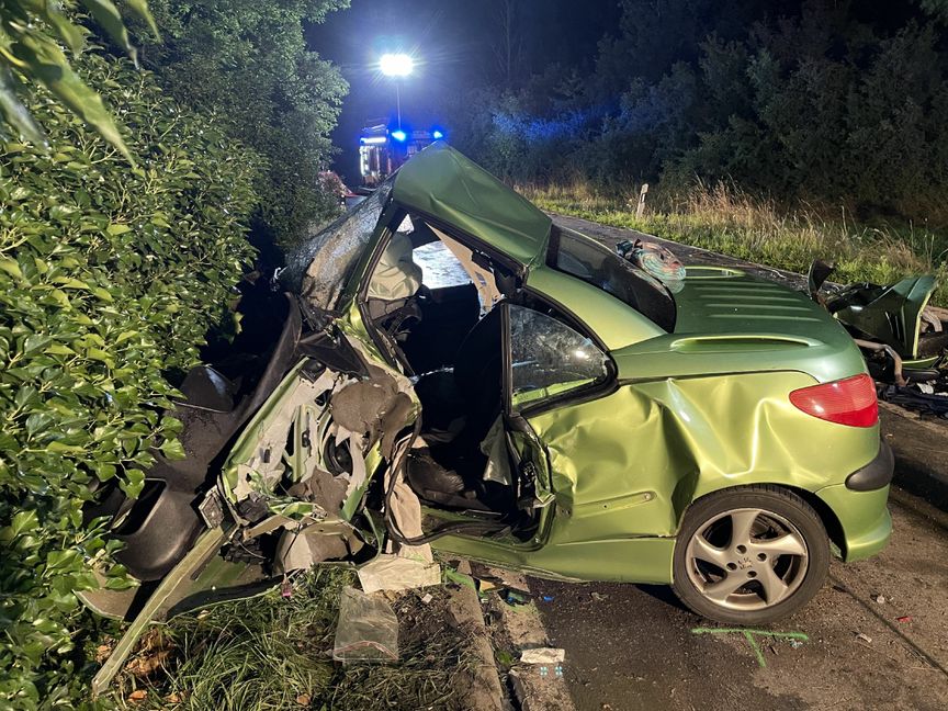In diesem Auto starb der 19-jährige Fahrer, der 18-jährige Beifahrer überlebte schwer verletzt. Bild: SDMG/Dettenmeyer