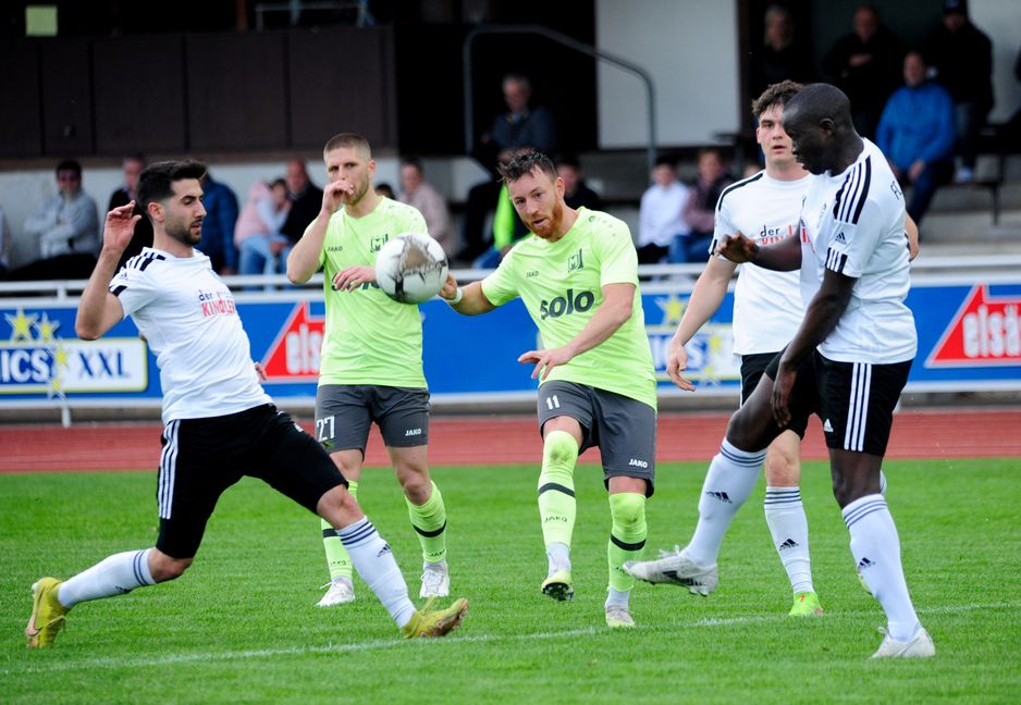 Michael Klauß (Mitte) ist der neue Kaptän von verbandsliga-Aufsteiger GSV Maichingen. Bild: photostampe/A