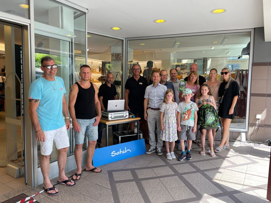 Oberbürgermeister Dr. Stefan Belz besuchte Ralf Maurer in seinem Lederwarengeschäft. Bild: Kalus