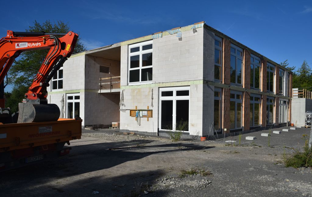 Der neue Magstadter Kindergarten Gollenberg zwischen Jugendhaus und Sporthallen soll im Frühjahr fertig sein und bis zu drei Ü3-Gruppen aufnehmen.  Bild: Reichert