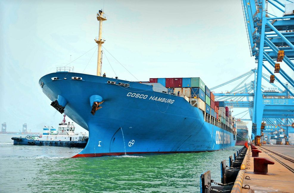 Ein Cosco-Frachter im Hamburger Hafen