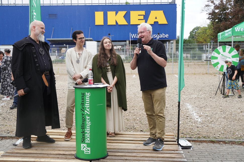 esuch von der Biennale: Ingo Sika (links), Bennet Weber und Alexa Wolf im Gespräch mit Verlagsleiter Hans-Jörg Zürn. Bilder: Dettenmeyer