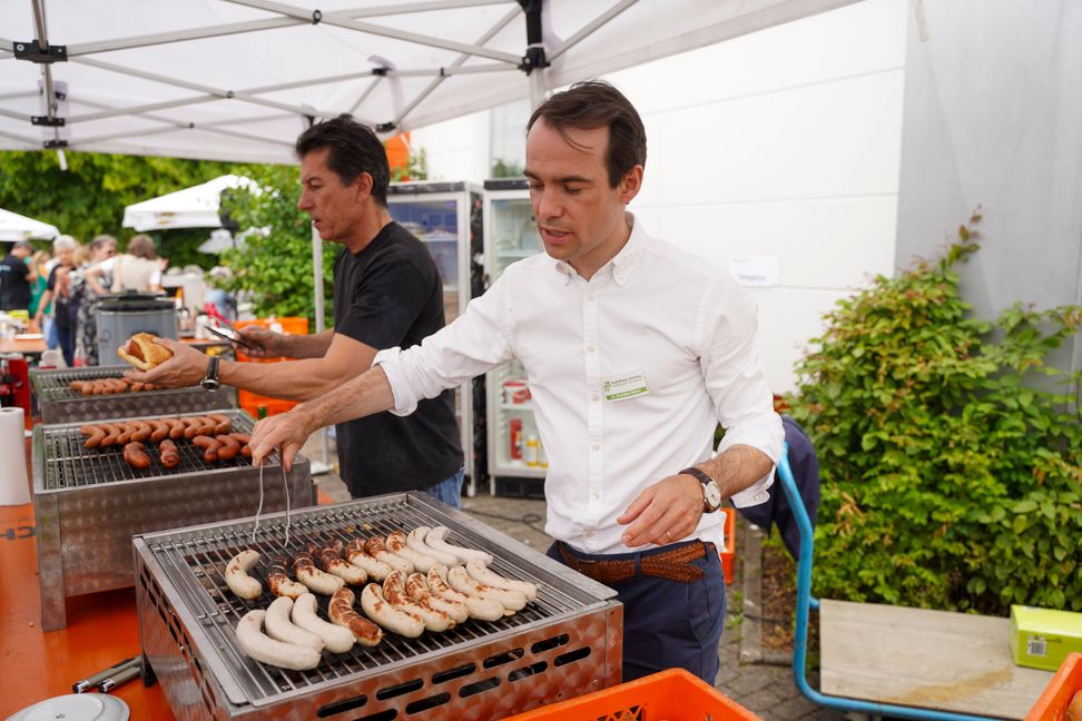 Verpföegung ist Chefsache: SZ/BZ-Verleger Dr. Christian Röhm am Grill.
