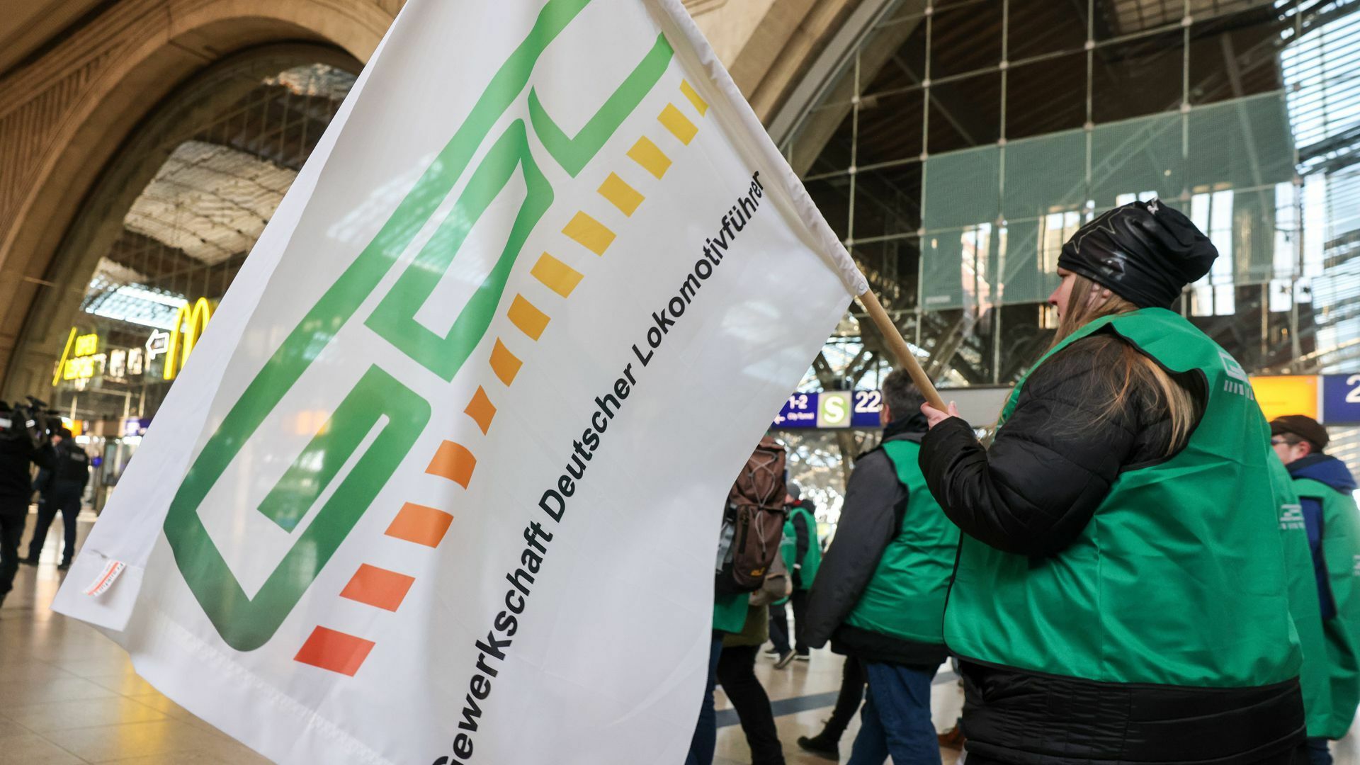 Die GDL-Mitglieder zeigen selbstbewusst Flagge (wie hier in Leipzig).    Foto: dpa/Jan Woitas