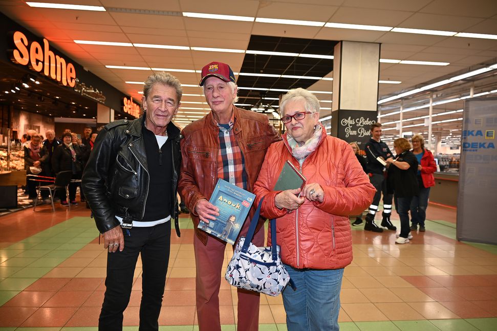Das Sindelfinger Ehepaar Carmen und Friedrich Schneider traf den heute berühmten Jugendfreund Peter Maffay bei der Signierstunde im Böblinger Marktkauf auf der Hulb.     Bild: Nüßle