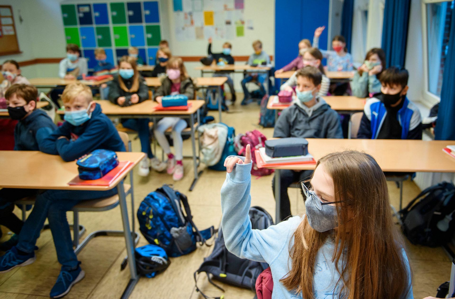 Kinder können das Virus auf andere übertragen – aber dies geschieht seltener als bei Erwachsenen, zeigen Studien.