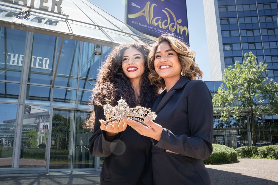 Mae Ann Jorolan und Rita Sebeh (links) vor dem Stage Apollo Theater. Bild: Stage/z