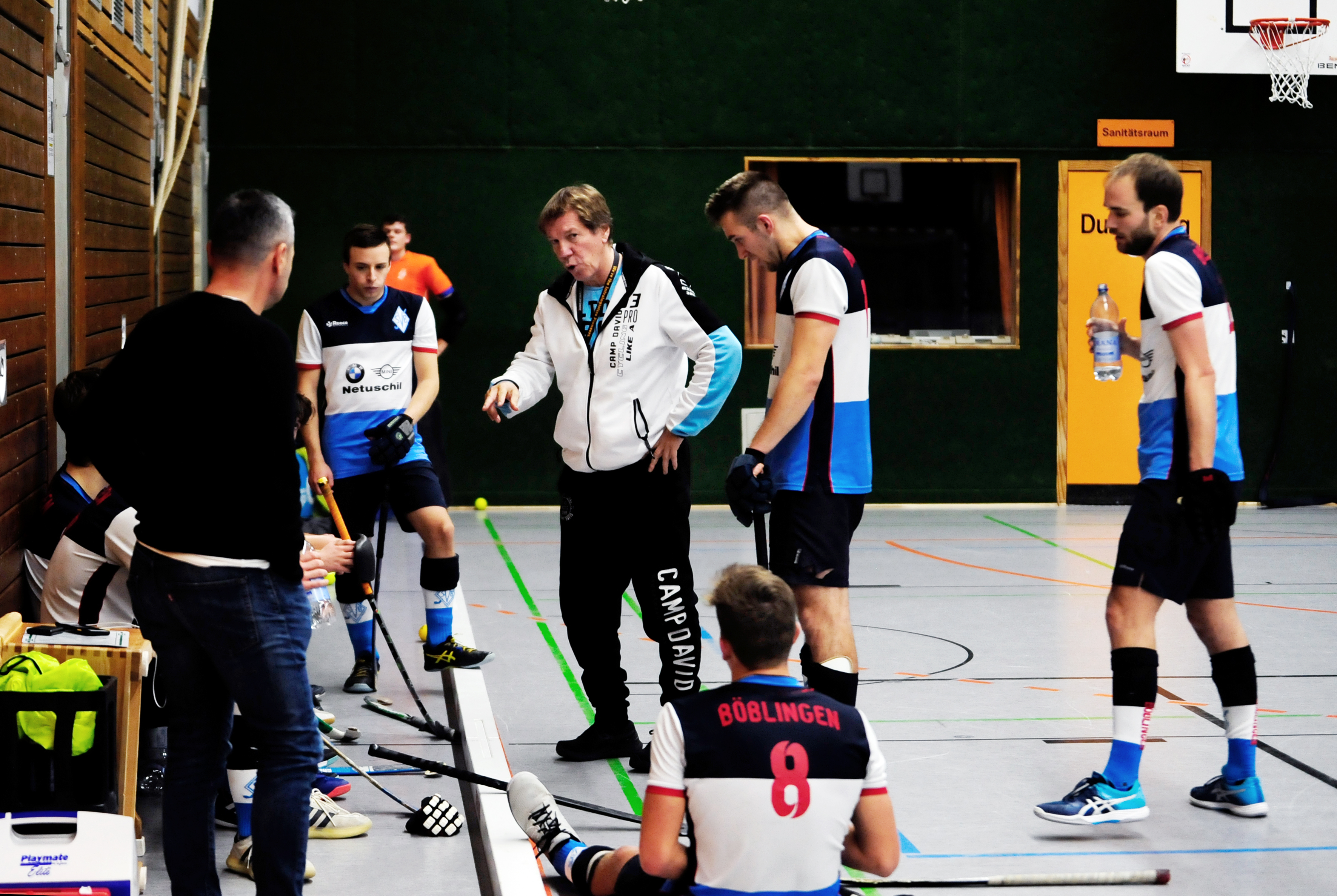 Bei der 2:3-Hinspielniederlage gegen Freiburg hatte Trainer Thomas Dauner (Mitte) noch eine Menge Gesprächsbedarf. Bild: photostampe