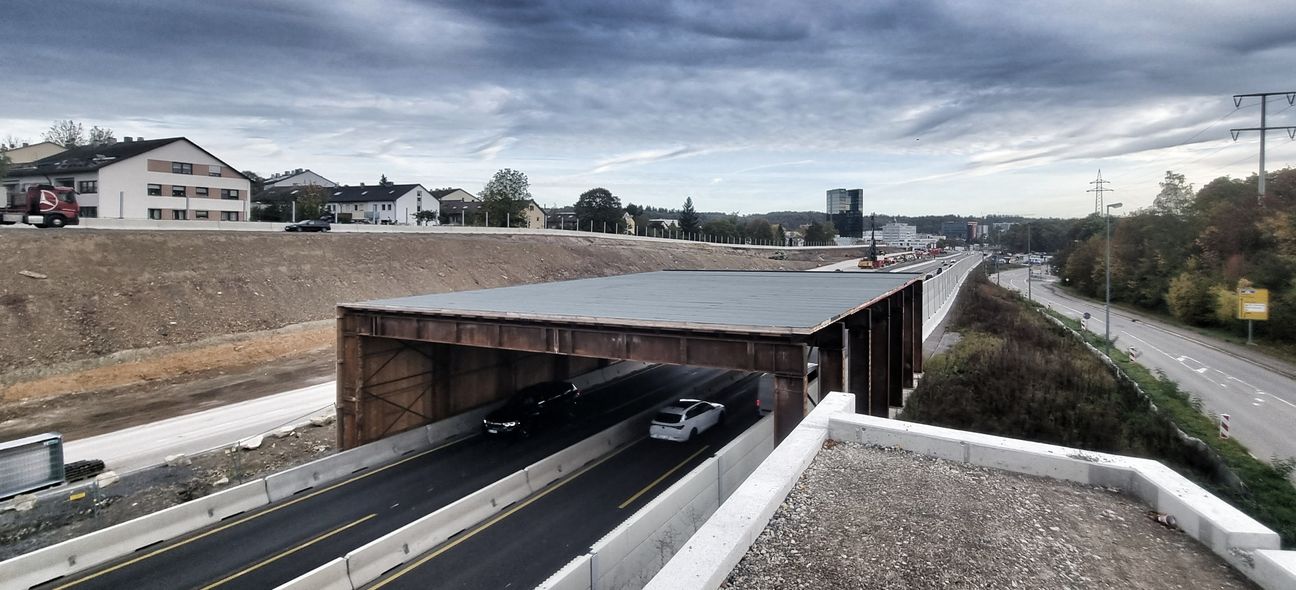 Das Schutzgerüst auf der A81 ist weithin sichtbar.     Bild: Hamann