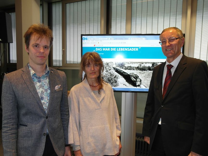 Zeitreise Bb ist neu am Start: Markus Faulhaber (Leiter des Kreismedienzentrums), Susanne Kittelberger (redaktionell verantwortlich für "Zeitreise BB"), Landrat
Roland Bernhard.  Bild: Staber