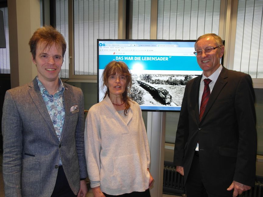 (von links): Markus Faulhaber (Leiter des Kreismedienzentrums), Susanne
Kittelberger (redaktionelle verantwortlich für "Zeitreise BB"), Landrat
Roland Bernhard.