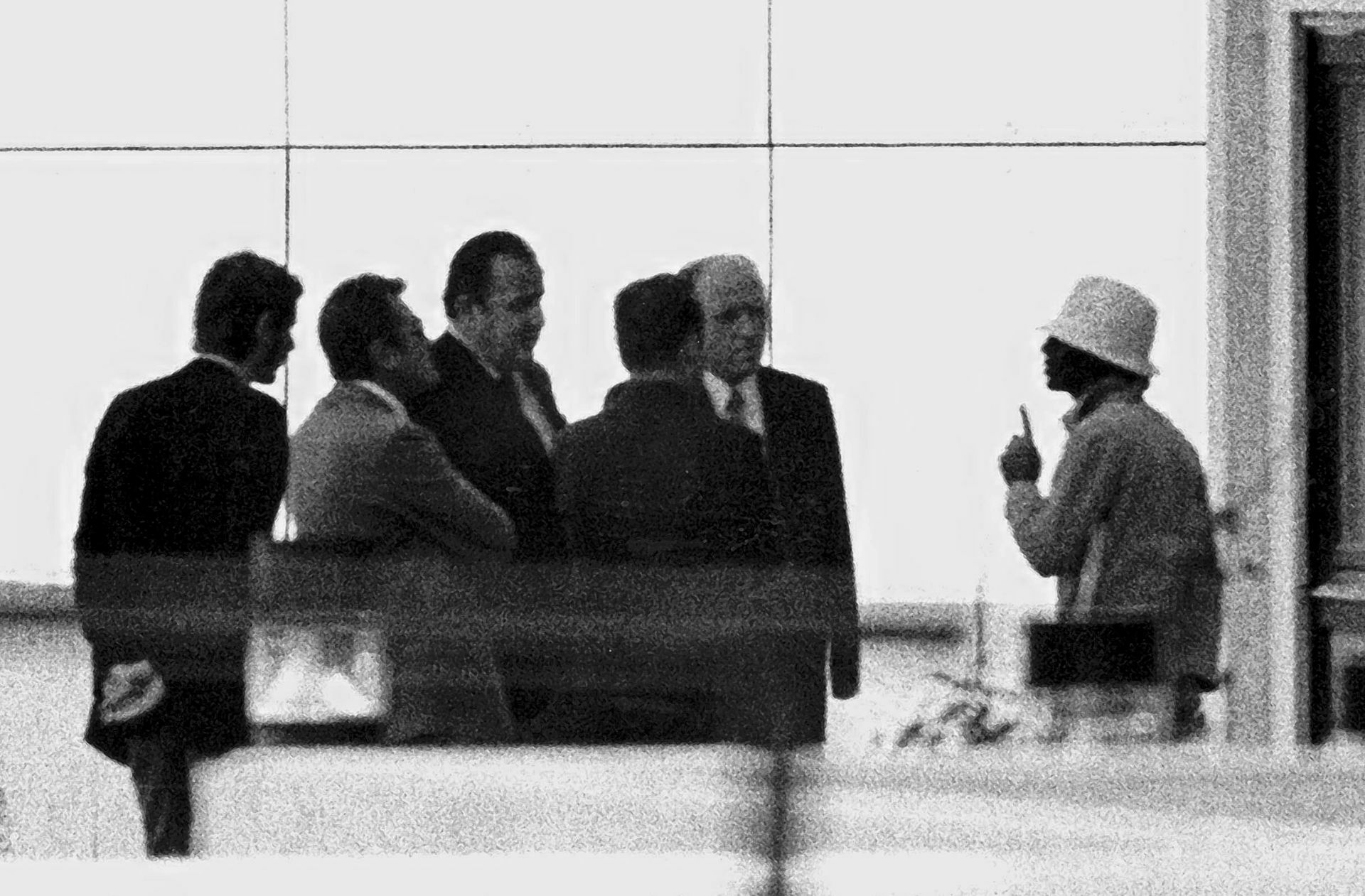 Hans-Dietrich Genscher und andere bei den Verhandlungen mit einem der Attentäter