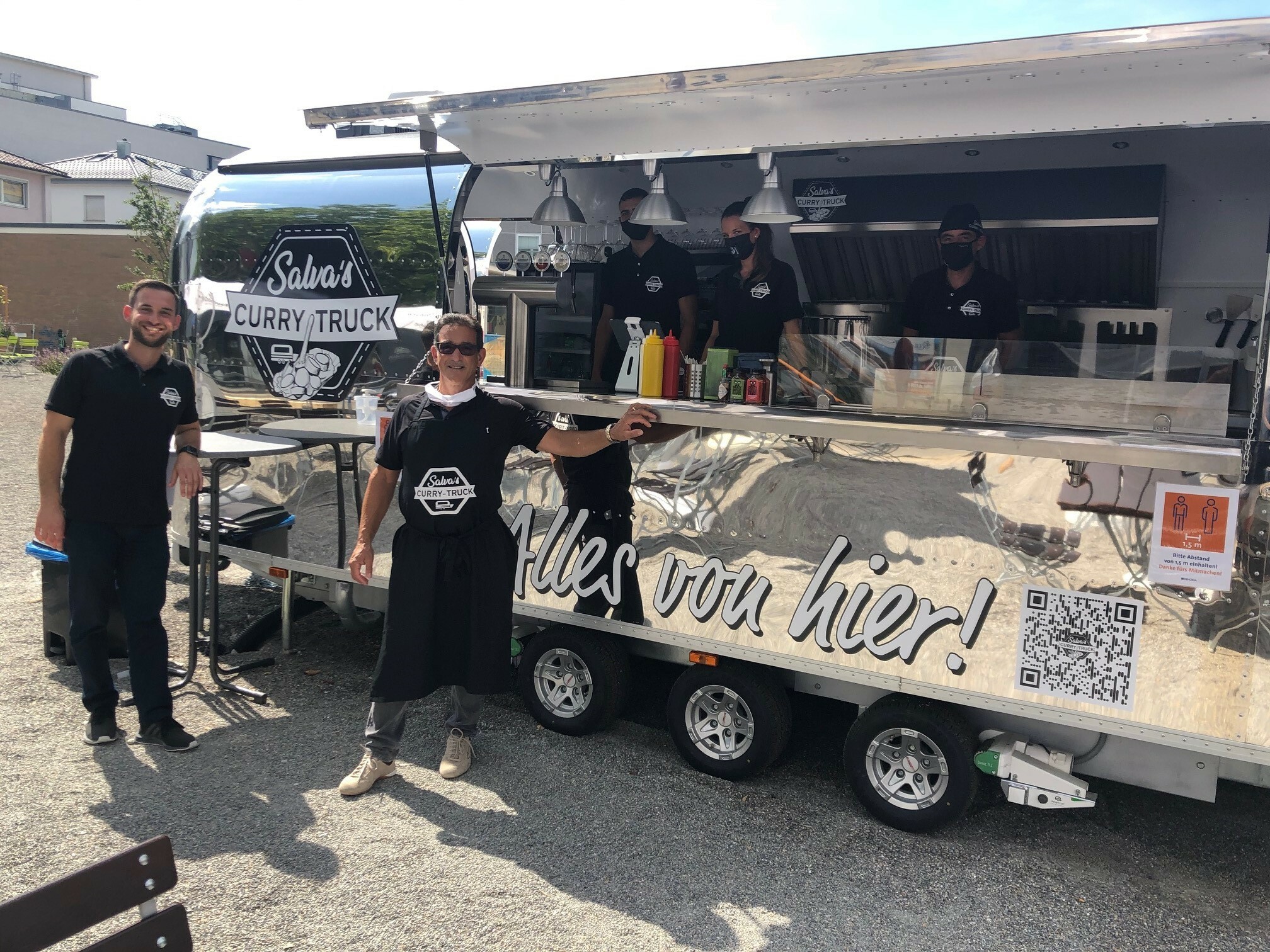 „Alles von hier“ - Salvatore Romeo (links) , sein Vater Francesco und das Team vom neuen Foodtruck am Grünen Platz.  Bild: Haar