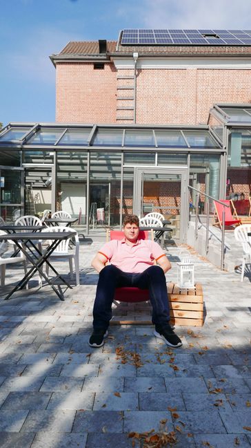 Im Liegestuhl des neuen Open-Air-Kinos: der Böblinger Kino-Macher Andreas Zienteck. Bild: Jung