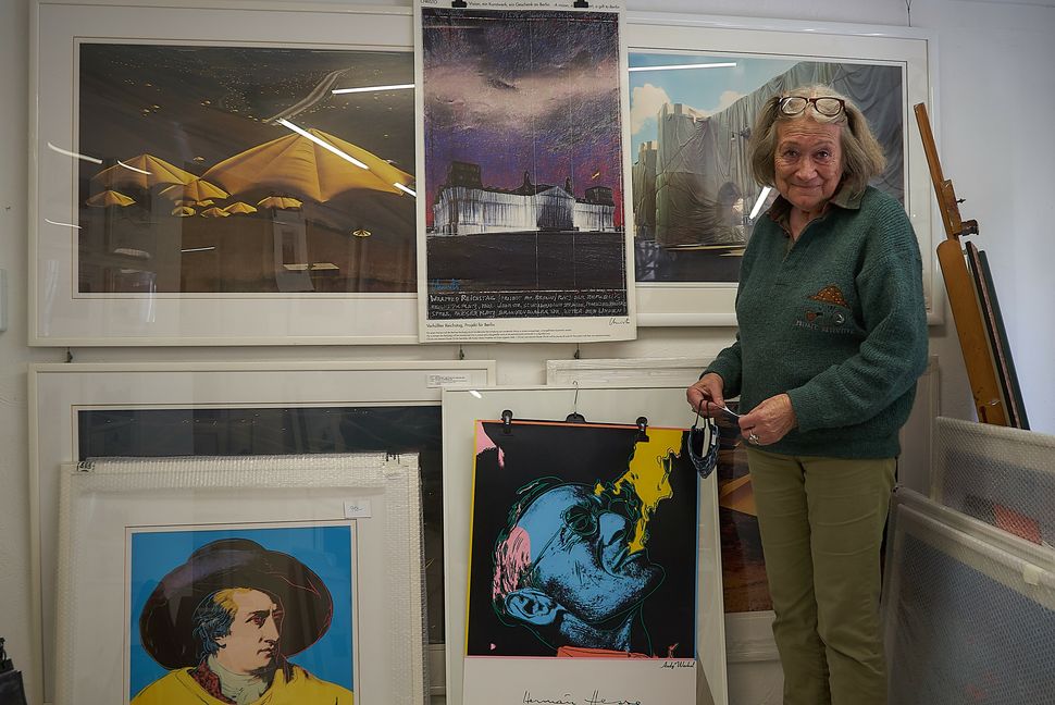 Helga Lau in ihrer Galerie Tendenz, die sie jetzt endgültig schließt. Bild: Heiden