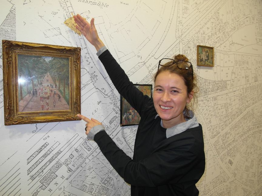 Für die Sonderausstellung "Böblinger Bilderbogen von 1900 bis 1950", die am 23. Oktober um 11 Uhr eröffnet wird und bis zum 23. April 2023 in der Städtischen Galerie Böblingen zu sehen ist, ließ Einrichtungsleiterin Corinna Steimel per Georeferenzierung die Motive und Blickrichtungen der gezeigten Bilder von Reinhold Nägele und Fritz Steisslinger auf einem historischen Stadtplan von Böblingen exakt verorten. Bild: Staber