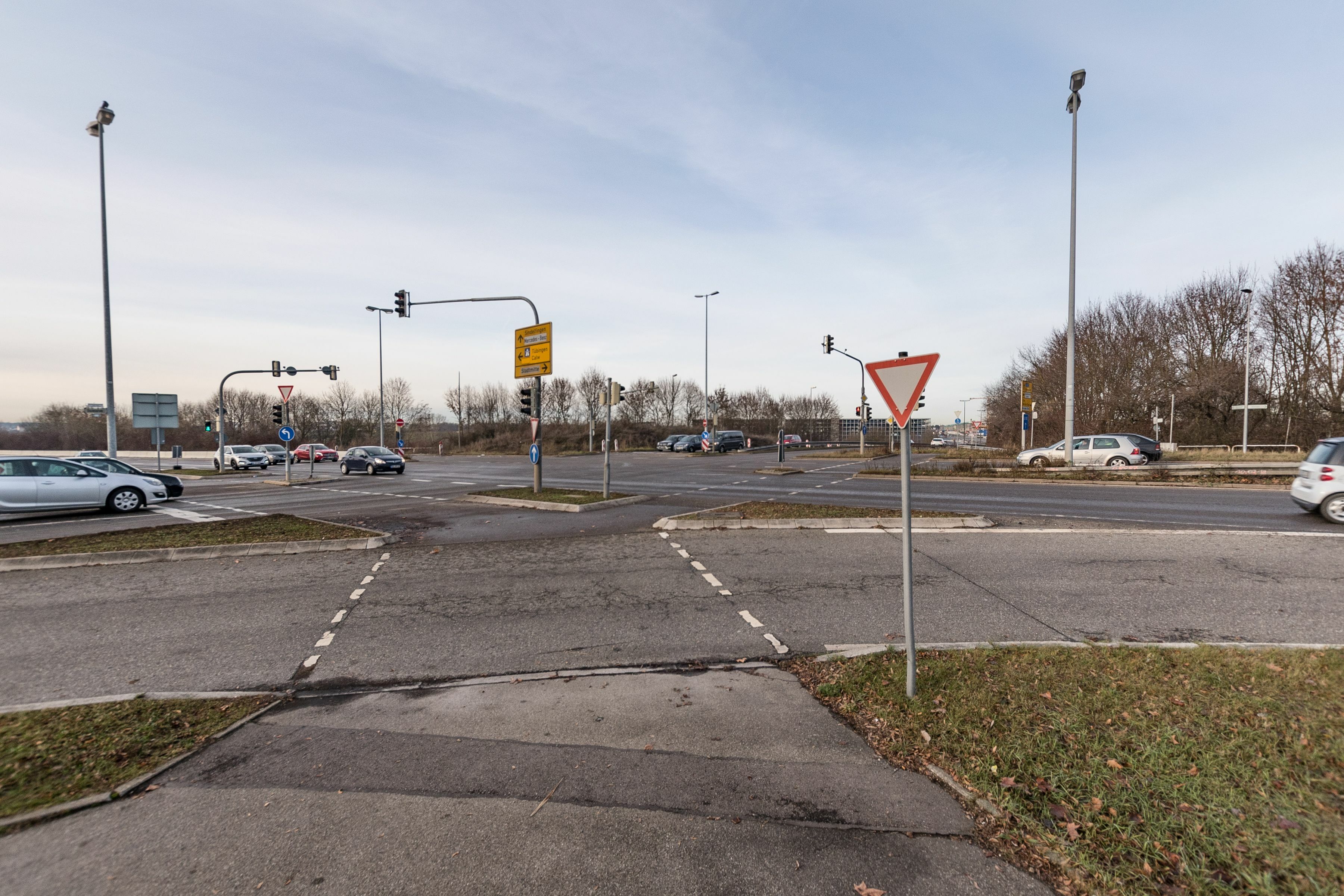 Eine der meistbefahrenen Kreuzungen in Böblingen/Sindelfingen: Der sogenannte Daimler-Knoten zwischen der Hulb und dem Mercedes-Werk. Die Kreuzung wird ab März saniert und umgebaut (Bild: Nüssle).