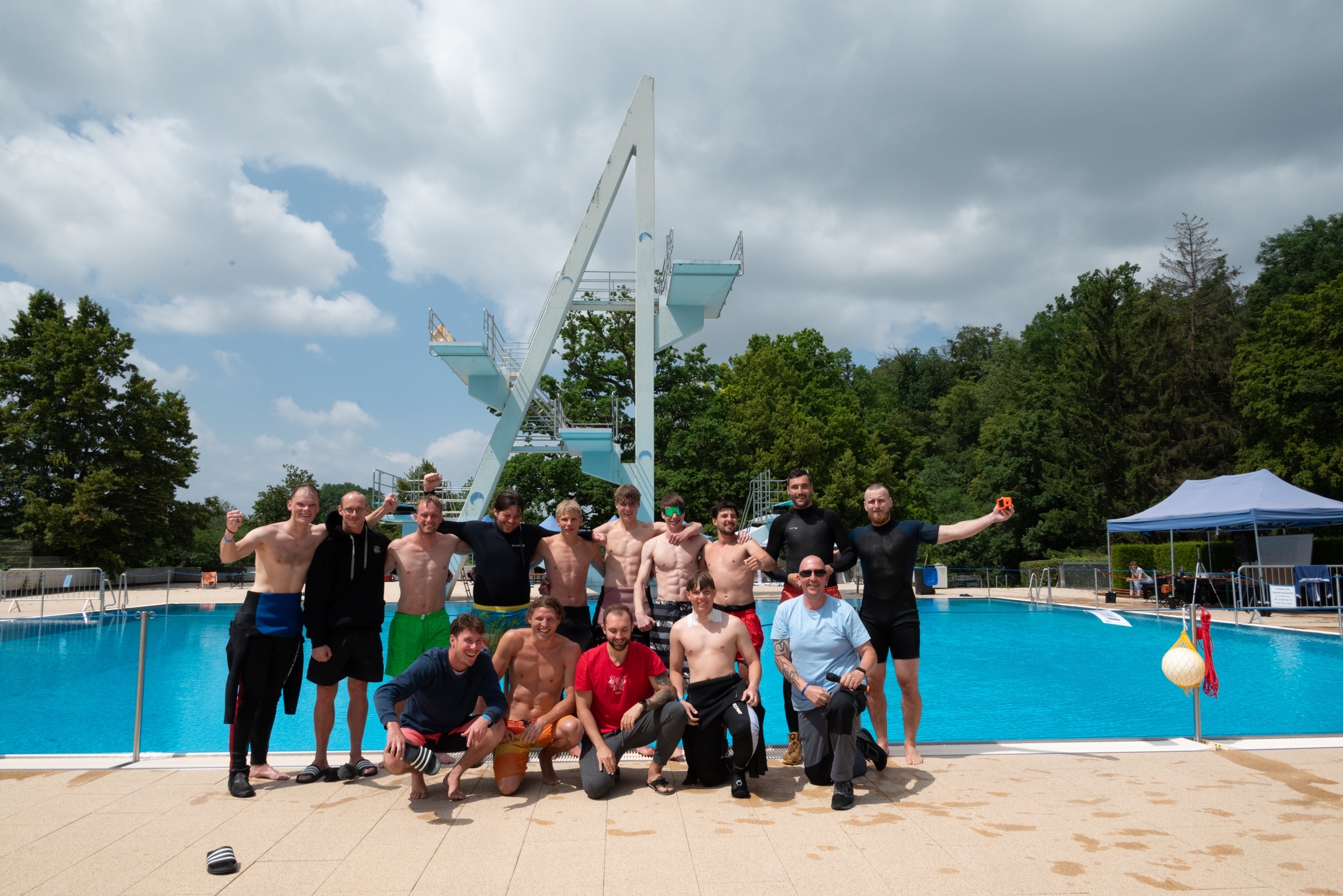 Müde, aber glücklich. Die Sindelfinger Splashdiving Crew um ihren Gründer und Cheftrainer Christian Carli (vorne rechts). Bild: Nüssle