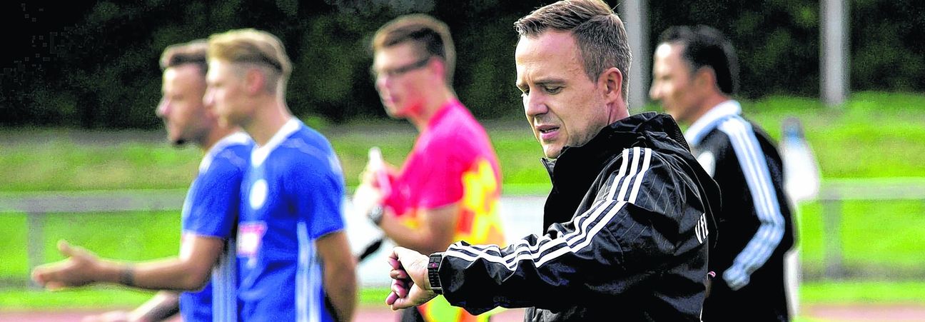 Maik Schütts banger Blick auf die Uhr: Nach dem 0:2 beim TSV Ilshofen steckt der VfL Sindelfingen mitten im Abstiegskampf der Fußball-Verbandsliga. Nur noch das bessere Torverhältnis trennt die Blau-Weißen vom unteren Relegationsplatz.  Bild: Photo 5/A