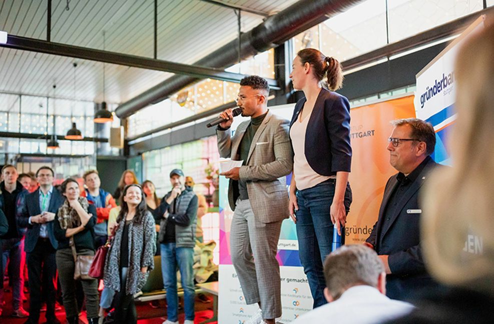 Die Gründerberater Sarah Frank und David-Kojo Boahen beim Gründergrillen in Stuttgart