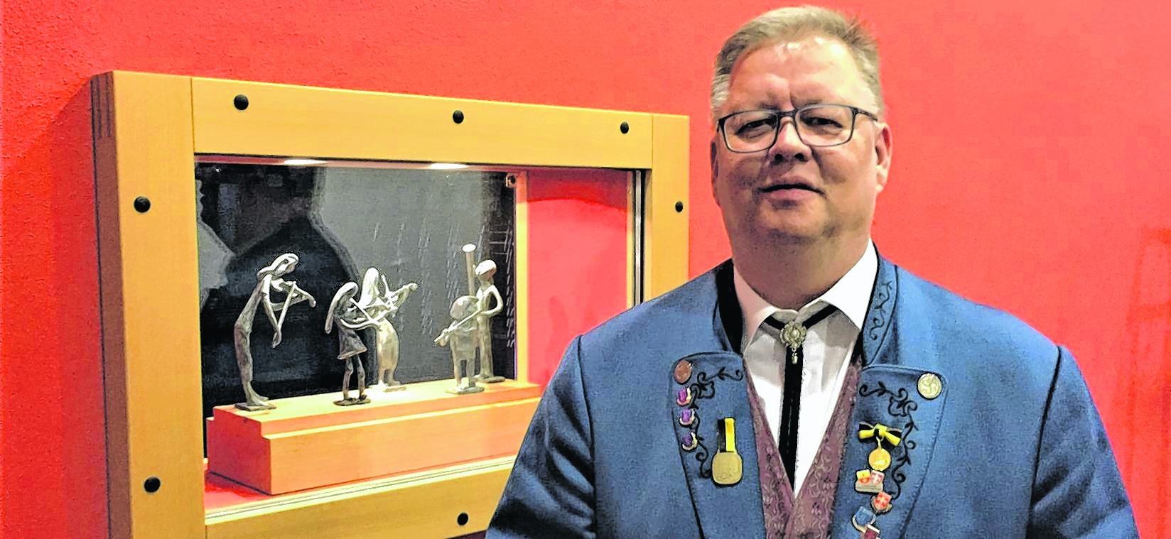 Lothar Klein mit seinen Orden und Auszeichnungen aus seiner 19-jährigen Vorstandszeit bei der Stadtkapelle Holzgerlingen. Auch nach seinem Ausscheiden will er dem Musikverein treu bleiben.  Bild: Denner