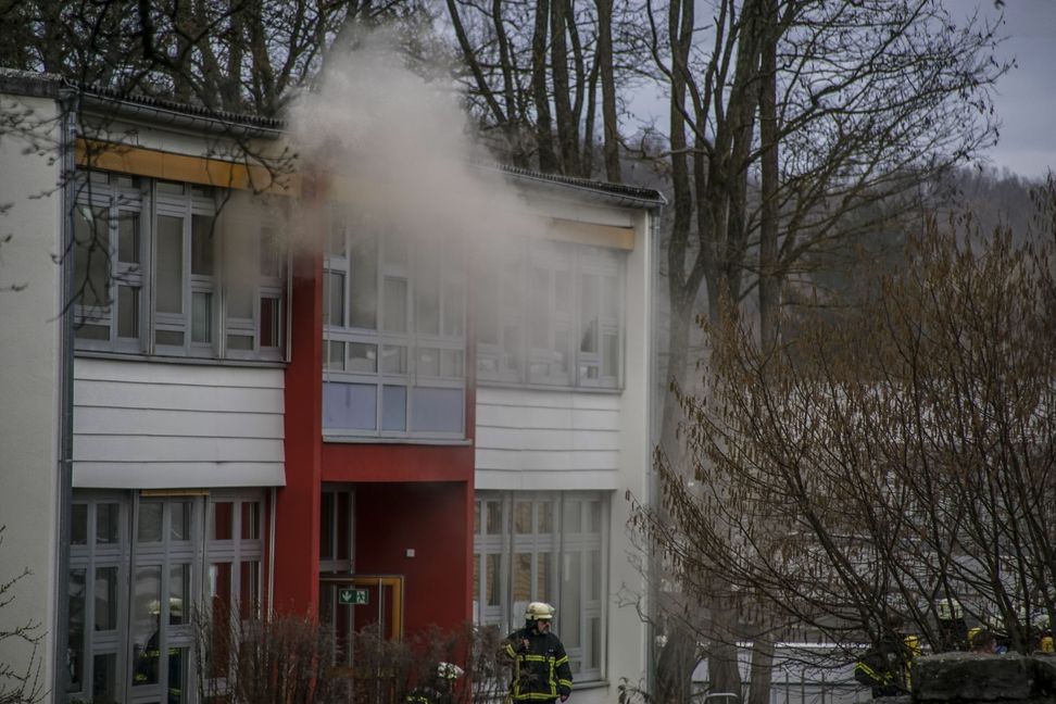Als die Feuerwehr eintraf, kam starker Rauch aus dem Schulgebäude. Bild: SDMG/Dettenmeyer