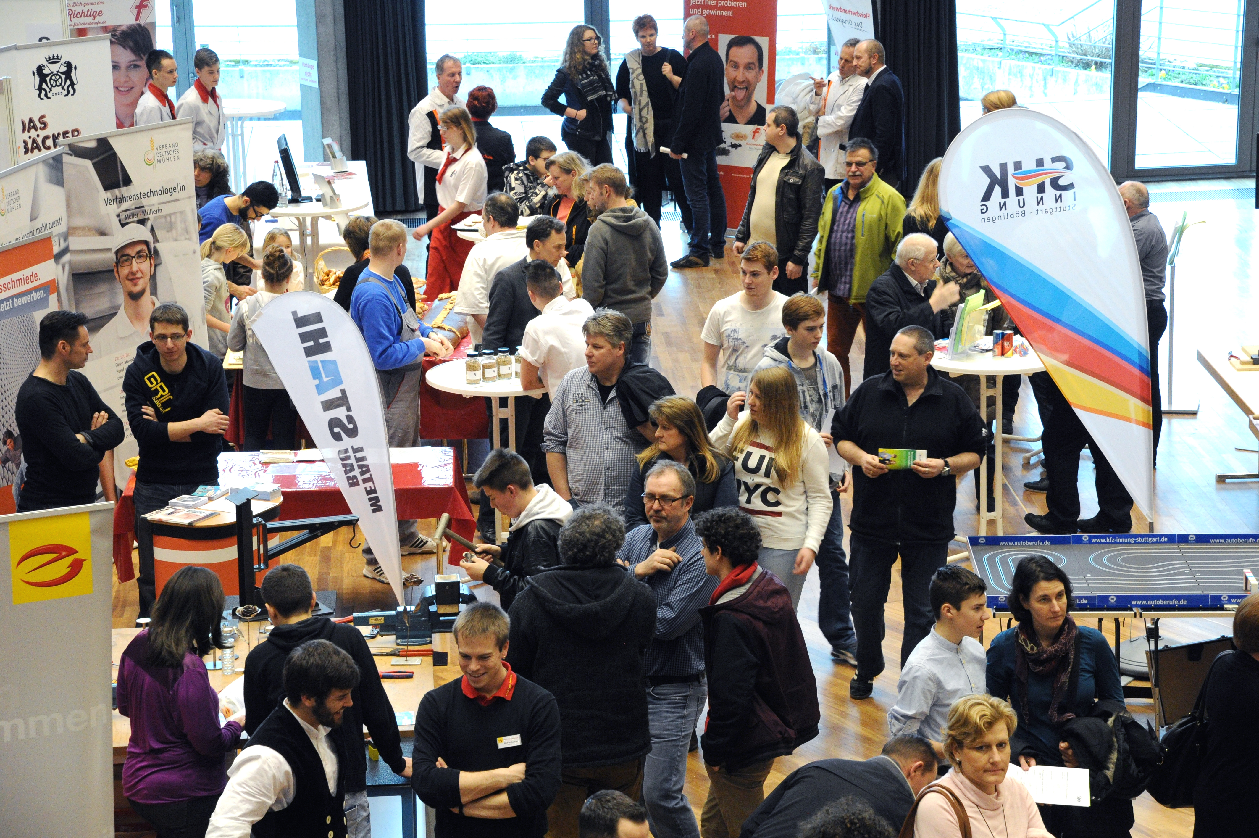 Rund 4000 Besucher haben sich bei der dritten Aus- und Weiterbildungsmesse der handwerklichen Berufe in der Kongresshalle informiert.  Bild: Mössinger + Brantsch