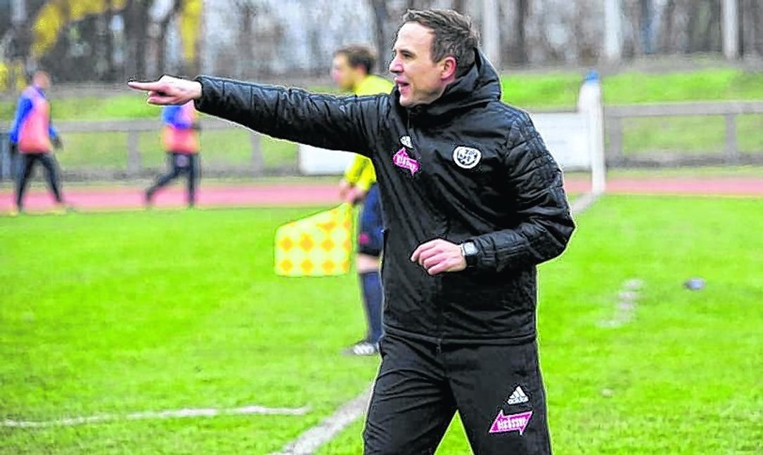 Gibt beim VfL Sindelfingen mindestens noch bis Frühsommer 2020 die Richtung vor: Trainer Maik Schütt. Bild: automotorart