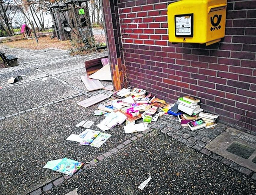 Ein Bild der Verwüstung am Neujahrsmorgen auf dem Berliner Platz auf dem Goldberg: zerrissene Bücher und ein zusammengetretener Schrank. Bild: Bürgerverein Goldberg