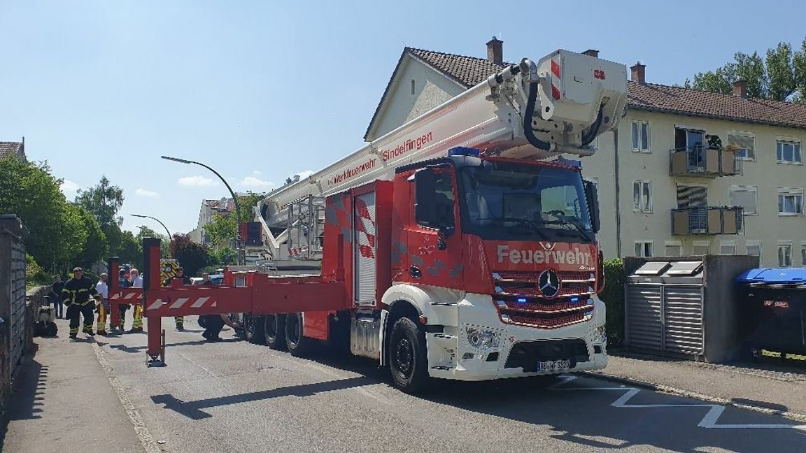 Die Drehleiter bringt sich in Position.    Bild: Wegner