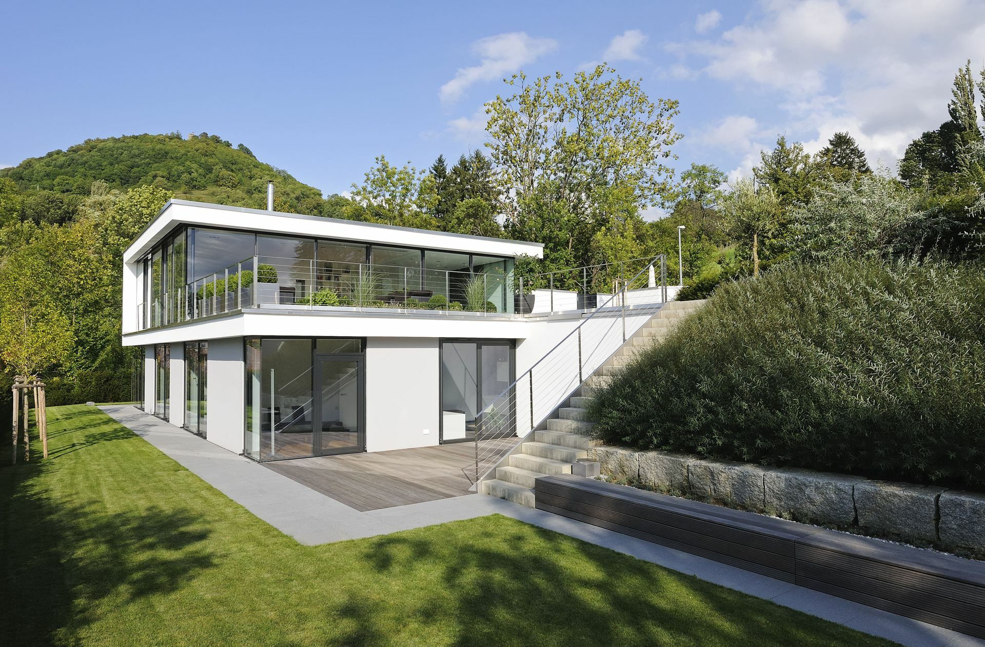 In betonter Offenheit sucht das Einfamilienhaus B von Riehle Architekten die Verbindung mit der Umgebung. Foto: Fotograf Jochen Frank