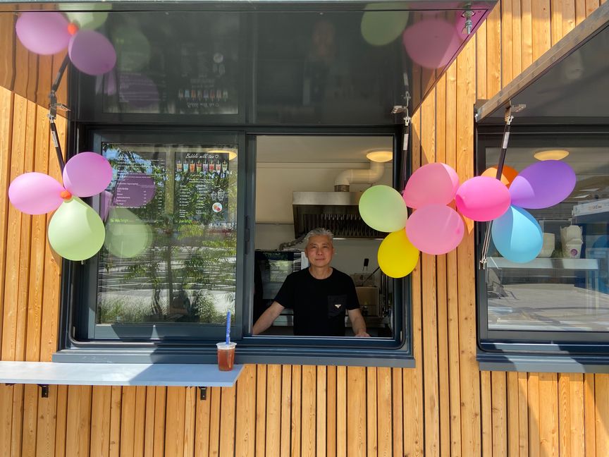 Doan Cuong, Betreiber des Kiosks Asia Delight am Sindelfinger Mobilitätspunkt. Bild: Christel