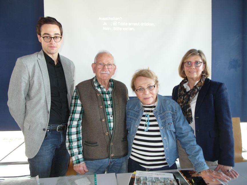 (von links): Sebastian Barth (Geschichtslehrer), Uri Atzmon,
Sara Atzmon, Susanne Söhn-Rudolph (Geschichtslehrerin).
