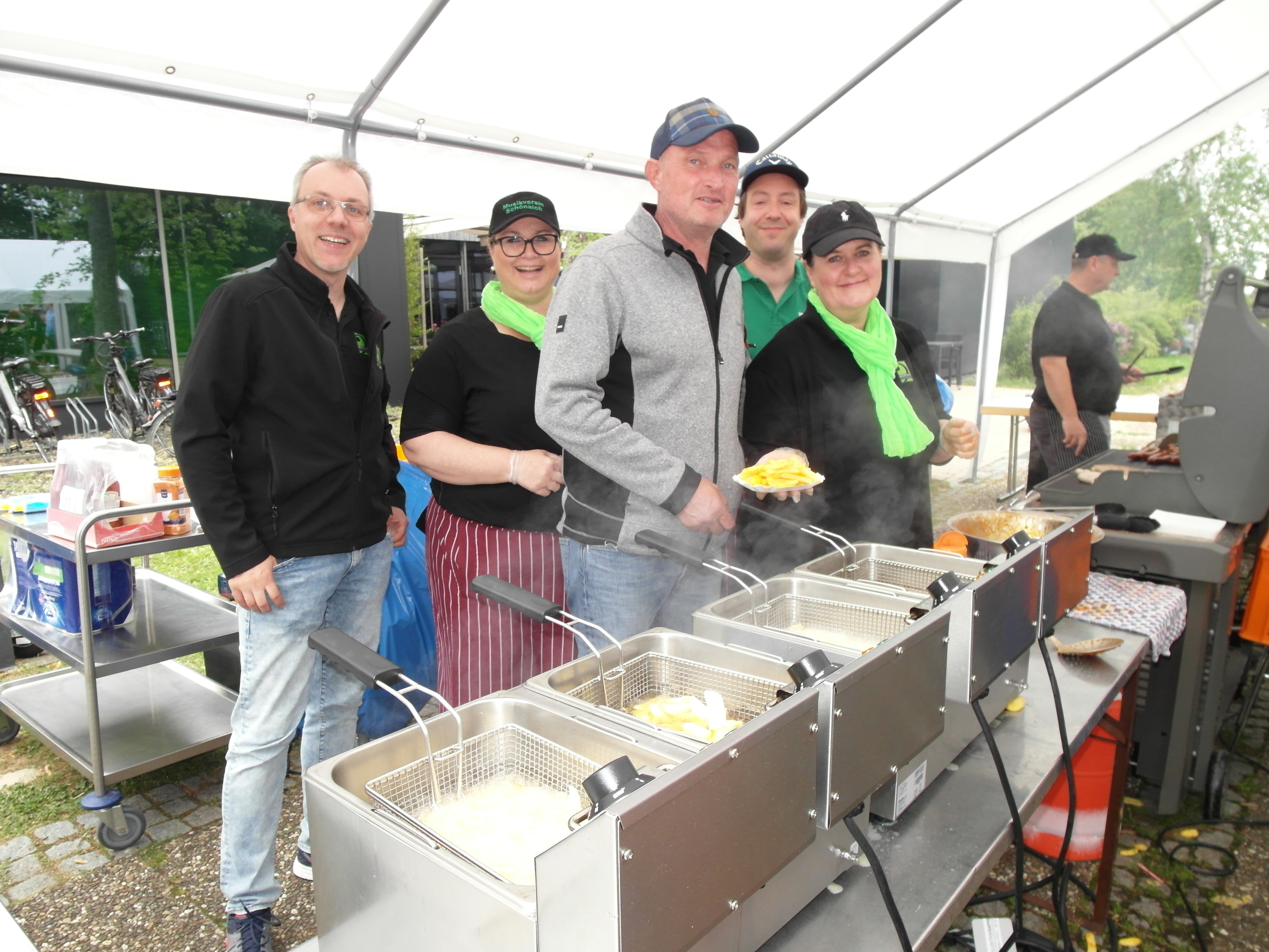 Grillen im Akkord: Jochen Pfingsttag, Natalie Baur, Simone Fiedler, Udo Fiedler, Patrick Kreis und Oliver Heinz. Bild: Staber